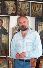 Mgr. Ivan Havlice pred ikonostasom kožuchovského kostolíka