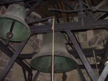 Väčší zvon je Zvon Božského srdca, menší Zvon Sv. Ondreja