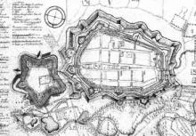 Takto nakreslil vzájomnú polohu citadely a mesta profesor Eugen Rostóczi na sklonku 19. storočia. Jeho plán mestských opevnení bol umelou spätnou rekonštrukciou, ktorá vychádzala z plánov z rokov 1676, 1747 a dokonca 1781! V skutočnosti takýto stav nikdy neexistoval.