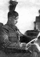 Radola Gajda ako kapitán ruských légií. Zaujímavým detailom tejto fotografie je mohutná desaťranová automatická pištoľa Mauser model 1896 zavesená za Gajdovou hlavou. Táto medzi ruskými dôstojníkmi, ale aj boľševickými komisármi mimoriadne obľúbená zbraň nebola napodiv nikdy prijatá do oficiálnej výzbroje žiadnej armády, dokonca aj v Nemecku bola užívaná len ako náhradná výzbroj. Zato však neoficiálne slúžila všelikde a vlastnili ju rôzne významné osoby vtedajšej doby, napríklad nemecký cisár Wilhelm II., b