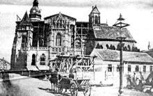 Unikátna dobová fotografia z osemdesiatych rokov 19. storočia, ukazujúca Dóm sv. Alžbety počas veľkej rekonštrukcie. Prízemný domček v popredí je staveništné zariadenie. Zaujímavá je tiež plynová lampa s presklenou strieškou.