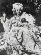 Dobové zobrazenie mladej cisárovnej Márie Terézie pri dojčení. V dobe, keď začínala vládnuť a musela odrážať vojenské intervencie susedných štátov, zároveň často rodila, takže scéna ako táto nebola žiadnou výnimkou.