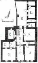 Zjednodušený pôdorys prízemia Miklušovej väznice v stave okolo roku 1900, teda na konci jej kariéry, keď už bola doslova záchytkou. Jednotlivé písmená znamenajú: P - predsieň, vchod tu však nebol a dnešné vstupné dvere boli zamurované, U - služobná miestnosť službukonajúcich strážnikov, S - schodište s vchodom z dvora, K - väzenská kuchyňa, C - cely samotky, Cs - spoločná cela, D - dvor, L - väzenská latrína, V - vstup do komplexu z Hrnčiarskej ulice, Sk - miestnosť na odvšivovanie a sklad.