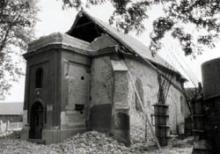 Rekonštrukcia románskeho kostola Sv. Jána Krstiteľa z 13. storočia - fotografia vyhotovená v apríli roku 1994.