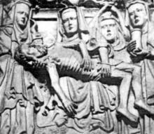 Detail piety z dómskeho tympanónu v Košiciach. Tento reléf je jedným z mála zachovaných gotických originálov plastickej výzdoby dómu.