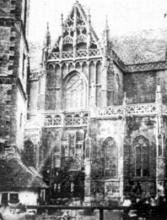 Cenná fotografia severného portálu košického dómu zo šesťdesiatych rokov 19. storočia, ktorá ho ukazuje ešte v originálnom stave, neporušenom prestavbou počas veľkej reknštrukcie v rokoch 1877-1896.
