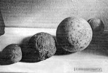 Kamenné delové gule z tufov a pieskovca vykopané v areáli Katovej bašty a vystavované v Miklušovej väznici boli nájdené pravdepodobne počas archeologických výskumov v roku 1940.