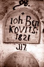 Jednoduchý hrobový nápis Jána BENKOVIČA, zomrelého v roku 1821, na komore číslo 98.